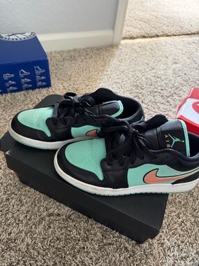 Jordan Kids Low-Top Sneakers in Mint Green, Black and Peach